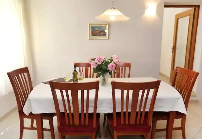 Frana-ugodan U Blizini Stare Jezgre Grada * トロギール